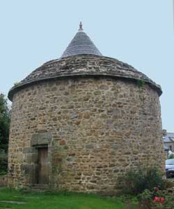 Hillion dovecote, click for larger image